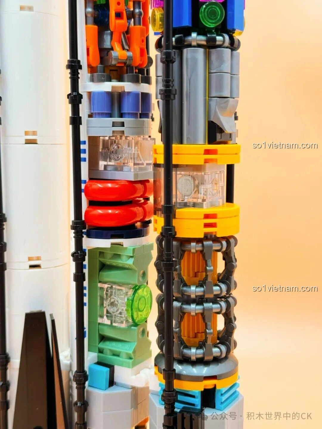 Cận cảnh khoang giữa của mô hình JIESTAR JJ9031 Tên lửa Vận tải Falcon Heavy, với các mảnh ghép trong suốt và cấu trúc phức tạp.