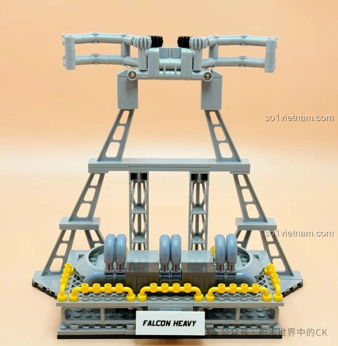 Phần đế trưng bày của mô hình JIESTAR JJ9031 Tên lửa Falcon Heavy đang được lắp ráp, với tên 