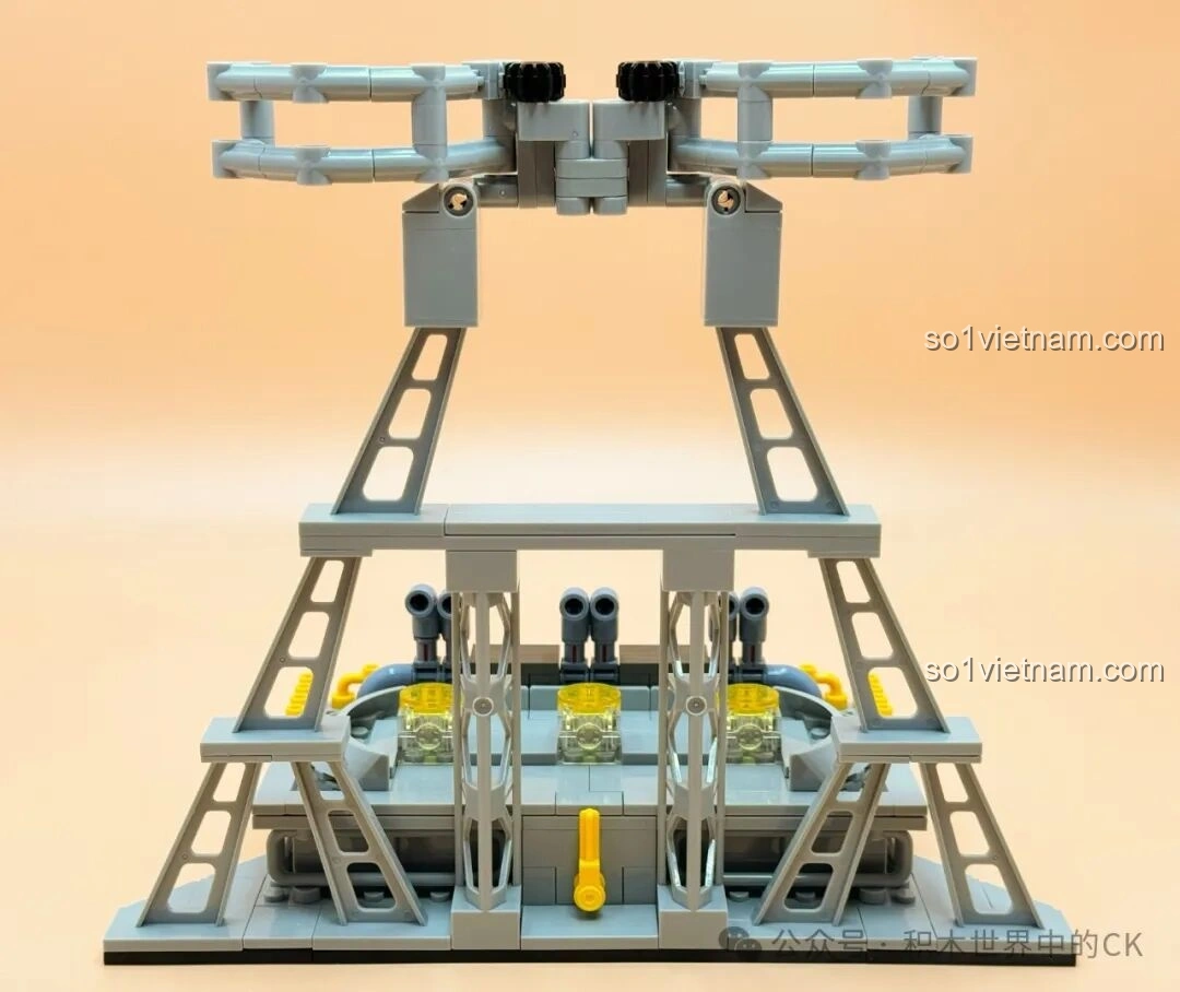 Cận cảnh phần đế trưng bày của bộ lắp ghép JIESTAR JJ9031 Tên lửa Vận tải Falcon Heavy, với các chi tiết đường ống và bệ đỡ.