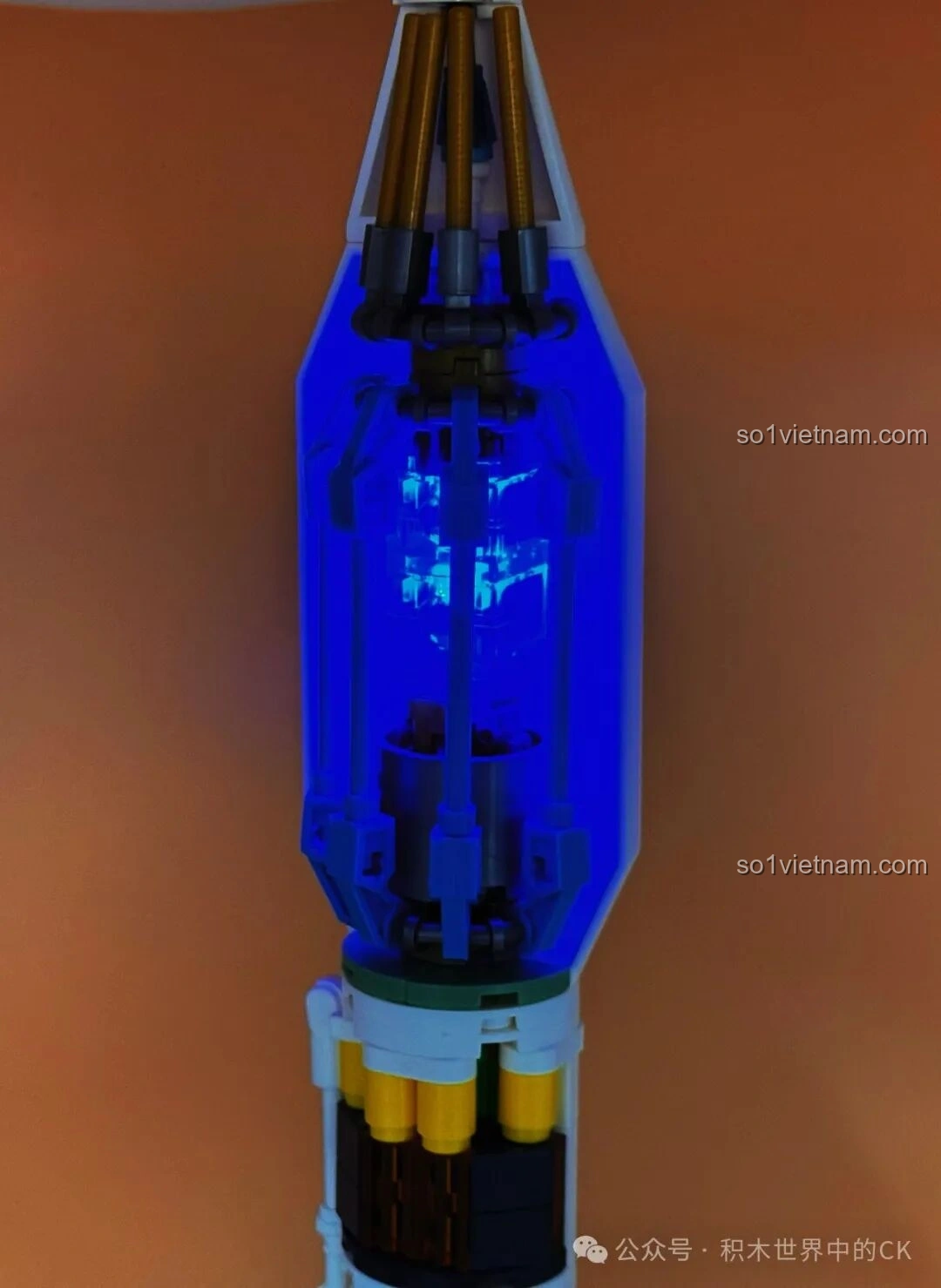 Cận cảnh đèn LED màu xanh dương ở phần đầu của mô hình JIESTAR JJ9031 Tên lửa không gian Falcon Heavy, chiếu sáng khoang chứa.