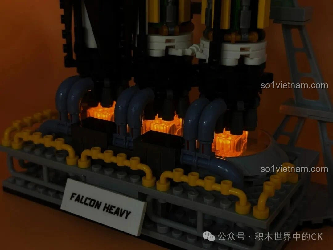 Cận cảnh đèn LED ở phần đế trưng bày của mô hình JIESTAR JJ9031 Tên lửa không gian Falcon Heavy, mô phỏng động cơ đang hoạt động.