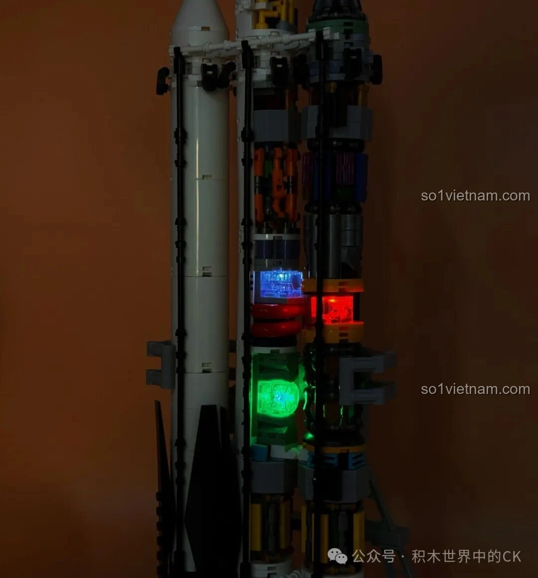 Cận cảnh đèn LED màu xanh và đỏ ở khoang giữa của mô hình JIESTAR JJ9031 Tên lửa Vận tải Falcon Heavy.