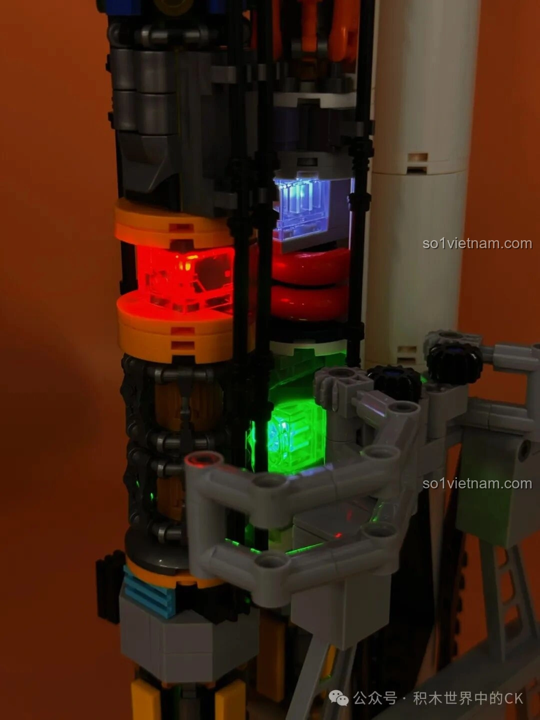 Cận cảnh đèn LED màu đỏ và xanh lá cây ở khoang giữa của mô hình JIESTAR JJ9031 Tên lửa đẩy Falcon Heavy, với các chi tiết bên trong.