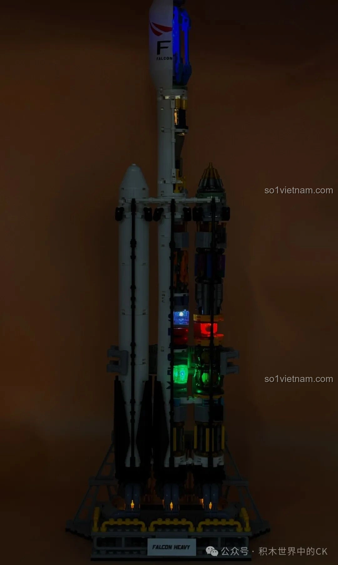 Mô hình JIESTAR JJ9031 Tên lửa đẩy Falcon Heavy với đèn LED sáng rực trong bóng tối, tạo hiệu ứng ấn tượng.