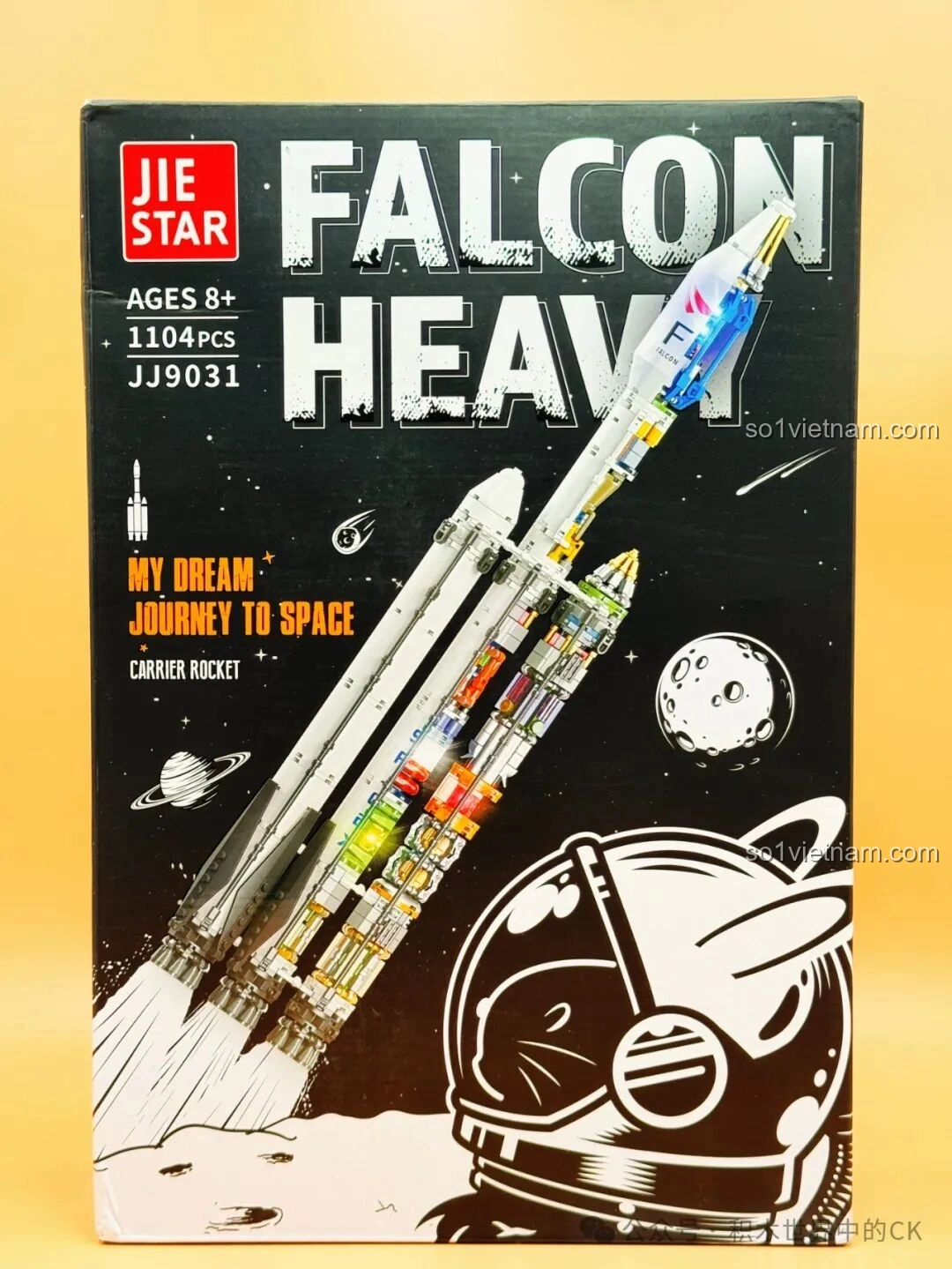 Hộp đồ chơi lắp ráp JIESTAR JJ9031 Tên lửa Falcon Heavy với hình ảnh tên lửa và phi hành gia, thông tin 1104 mảnh, độ tuổi 8+.