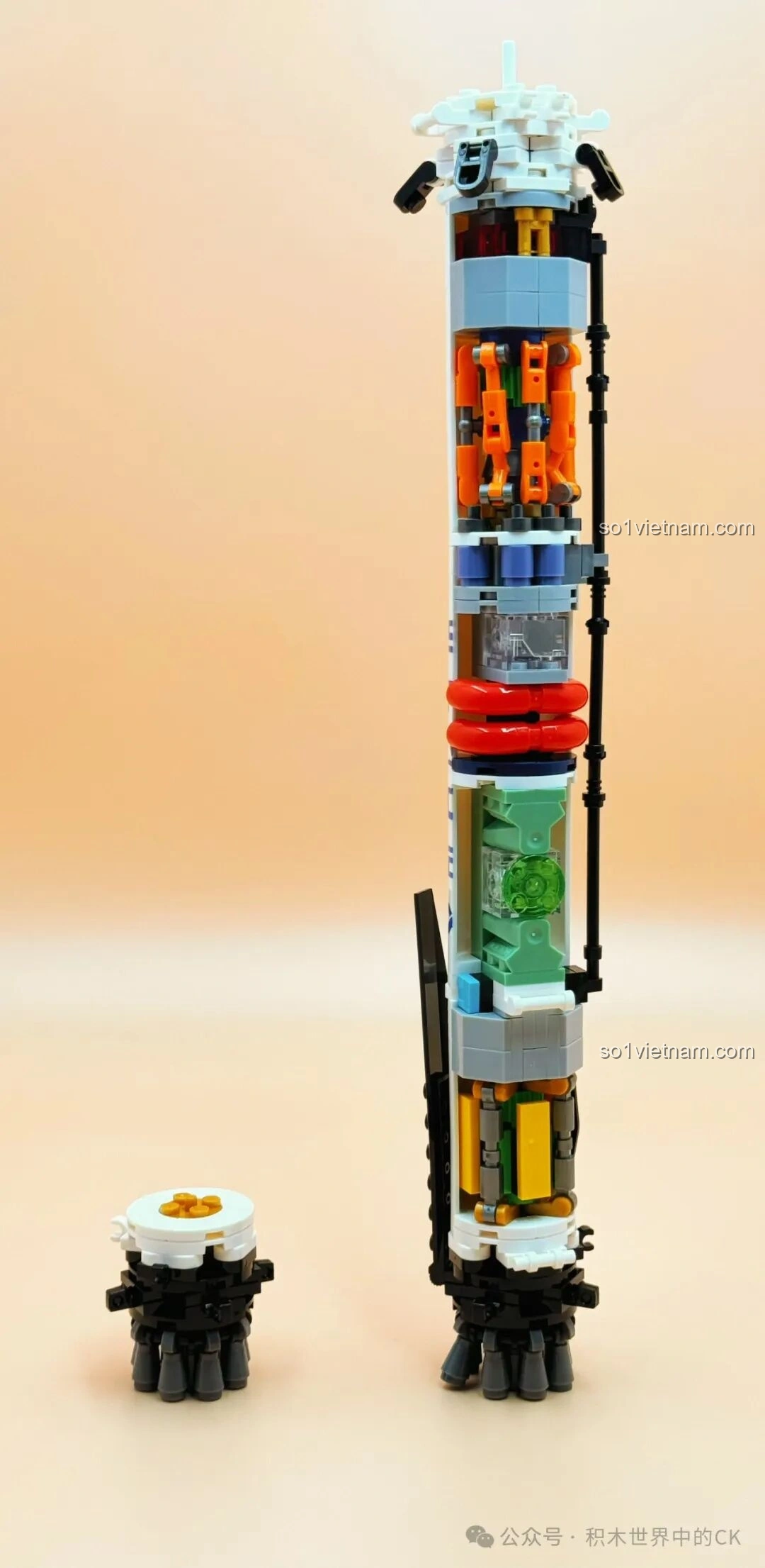 Cận cảnh khoang chứa bên trong của mô hình JIESTAR JJ9031 Tên lửa không gian Falcon Heavy, với các chi tiết màu sắc.