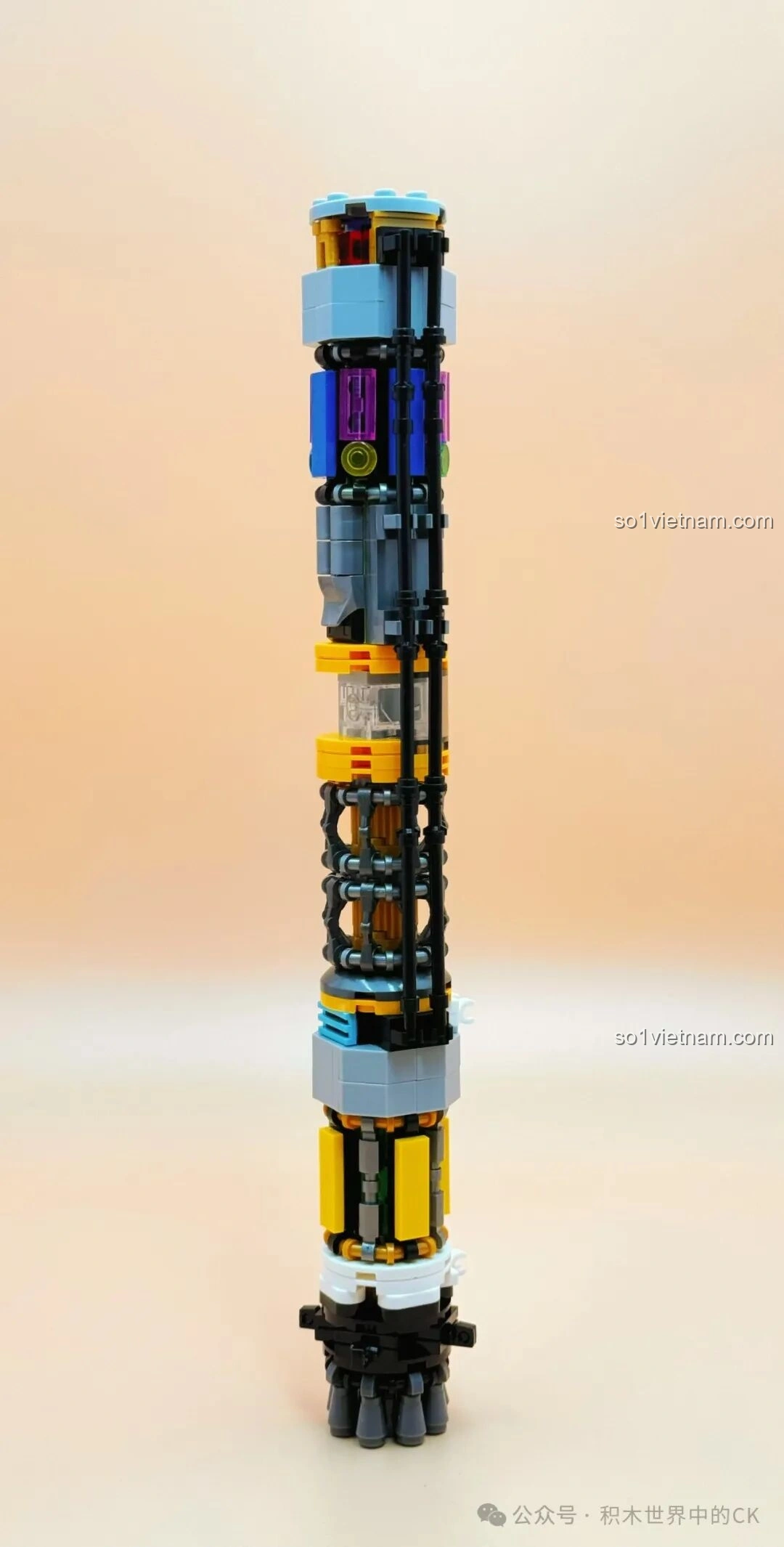 Một góc khác của khoang chứa bên trong bộ lắp ghép JIESTAR JJ9031 Tên lửa Vận tải Falcon Heavy, thể hiện độ phức tạp của thiết kế.