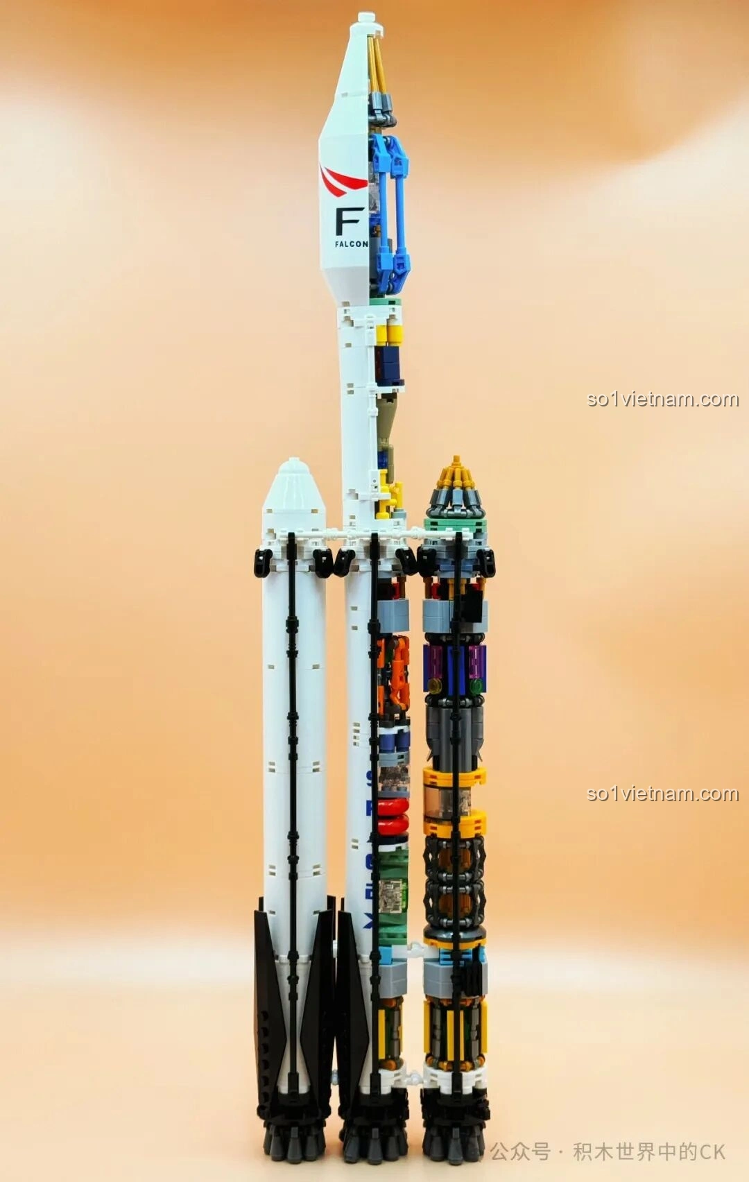 Mô hình JIESTAR JJ9031 Tên lửa đẩy Falcon Heavy đã được lắp ráp hoàn chỉnh, đứng vững trên đế trưng bày.