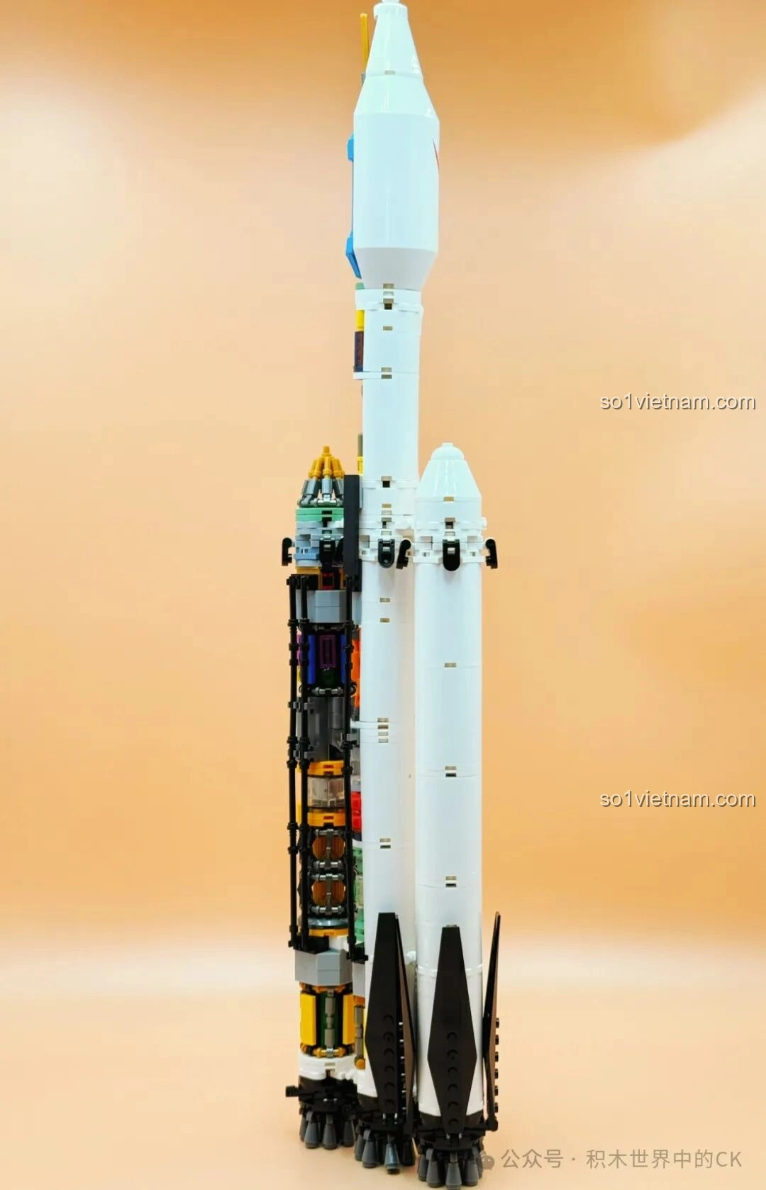 Góc nhìn khác của mô hình JIESTAR JJ9031 Tên lửa không gian Falcon Heavy đã lắp ráp, thể hiện các tầng đẩy phụ.