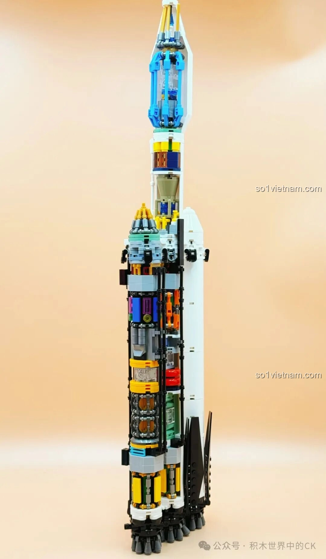 Mô hình JIESTAR JJ9031 Tên lửa Vận tải Falcon Heavy đã lắp ráp hoàn chỉnh, nhìn rõ cấu trúc bán trong suốt và các chi tiết bên trong.