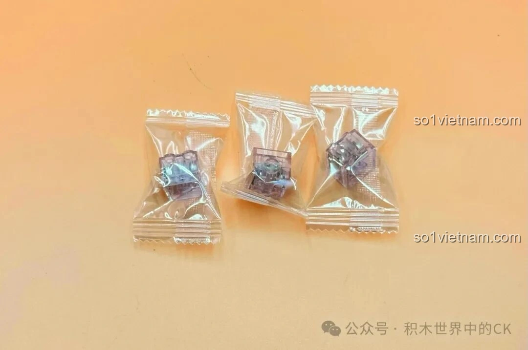 Các mảnh ghép trong suốt đặc biệt của bộ đồ chơi lắp ráp JIESTAR JJ9031 Tên lửa không gian Falcon Heavy, tạo hiệu ứng thị giác độc đáo.