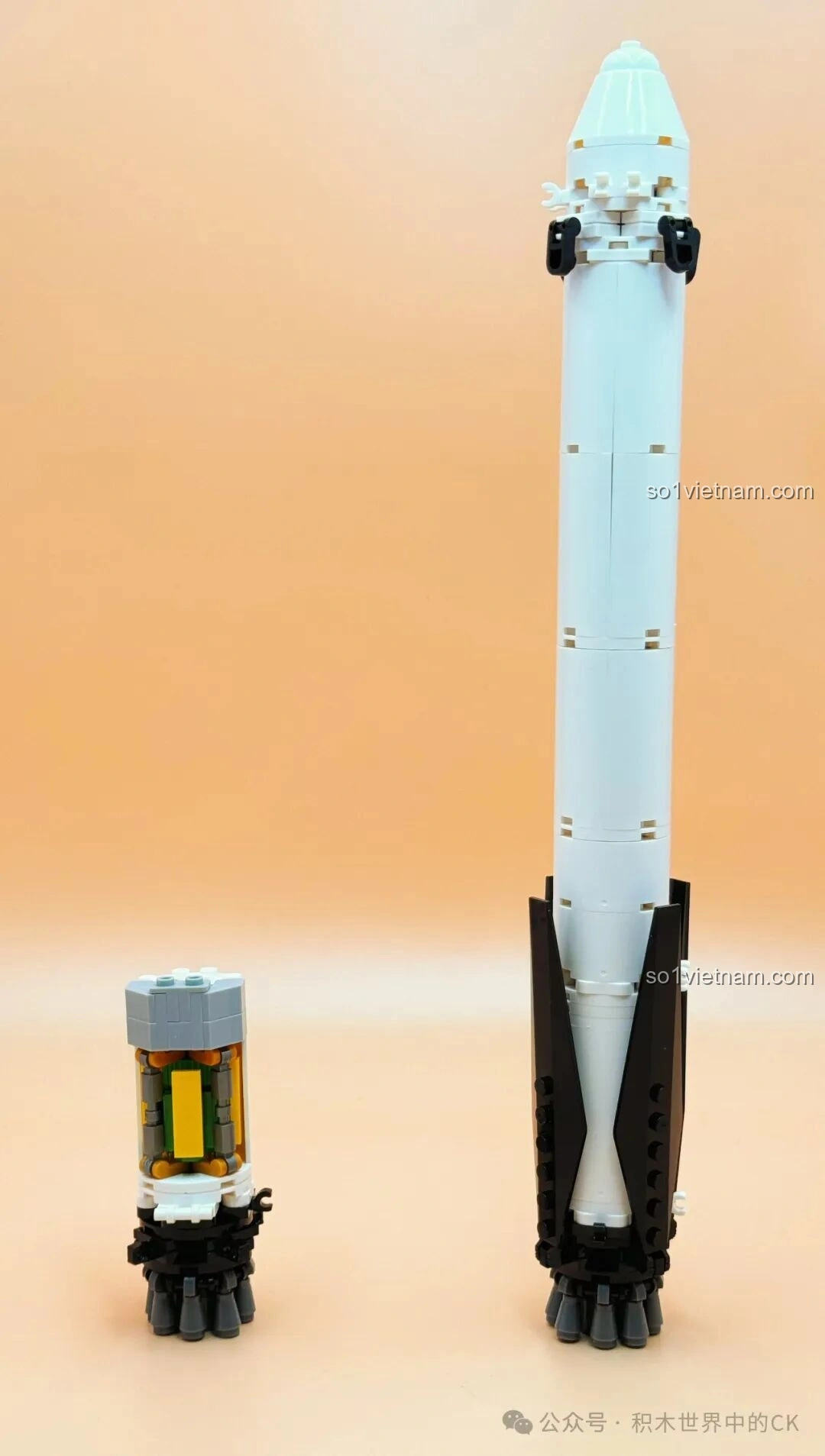 Tầng đẩy chính của mô hình JIESTAR JJ9031 Tên lửa đẩy Falcon Heavy đang được lắp ráp, với cấu trúc bên trong lộ rõ.