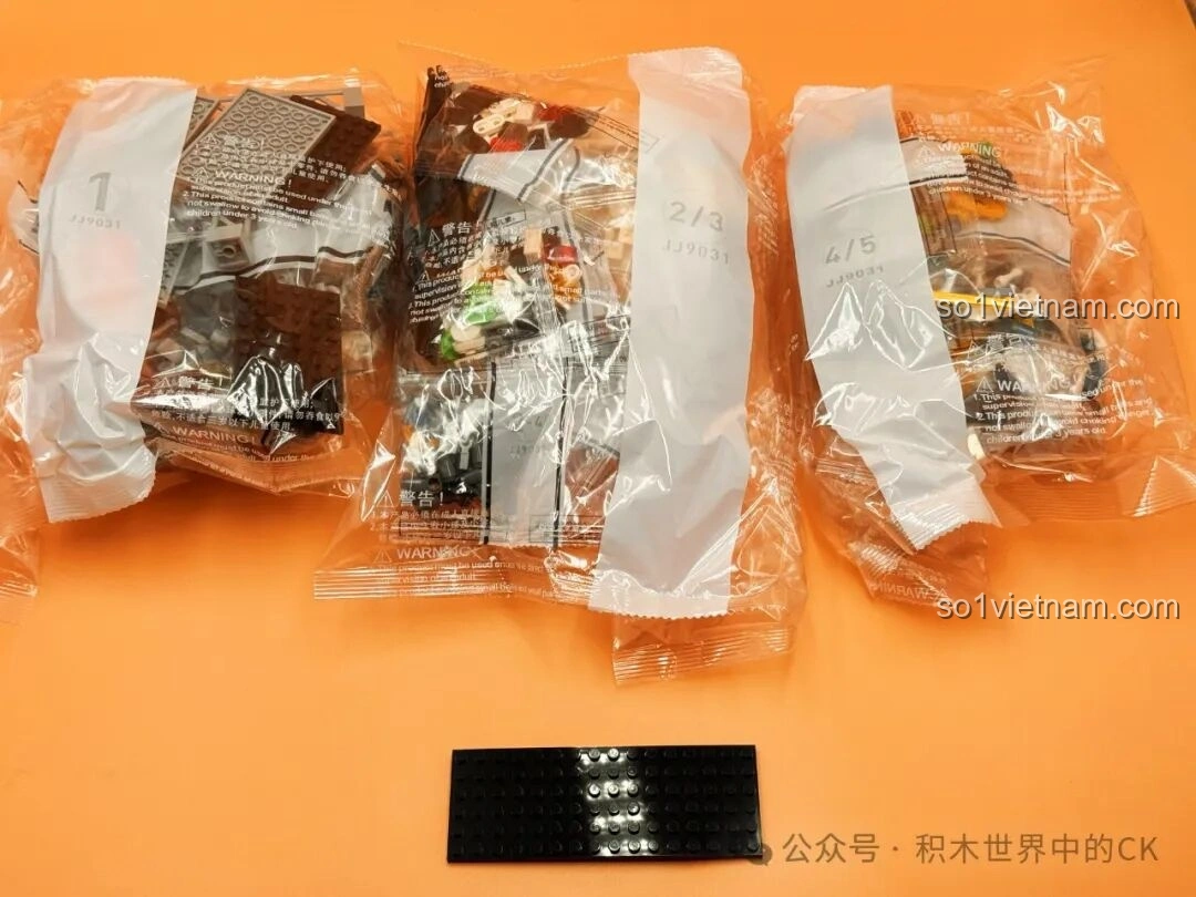 Các túi mảnh ghép được đánh số của bộ lắp ghép JIESTAR JJ9031 Tên lửa Vận tải Falcon Heavy, sẵn sàng cho quá trình lắp ráp.