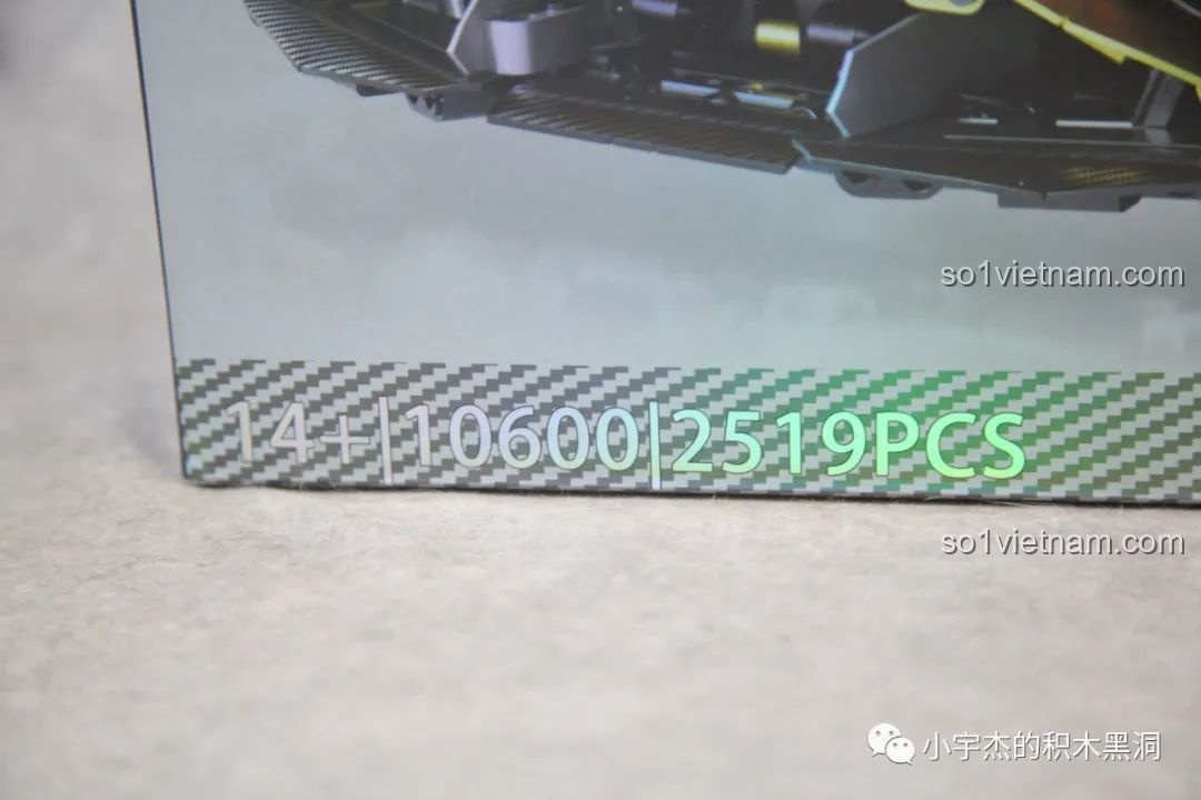 Thông số kỹ thuật quan trọng của bộ lắp ghép K Box 10600 Lamborghini Huracán STO Đen Vàng được in rõ ràng trên hộp.