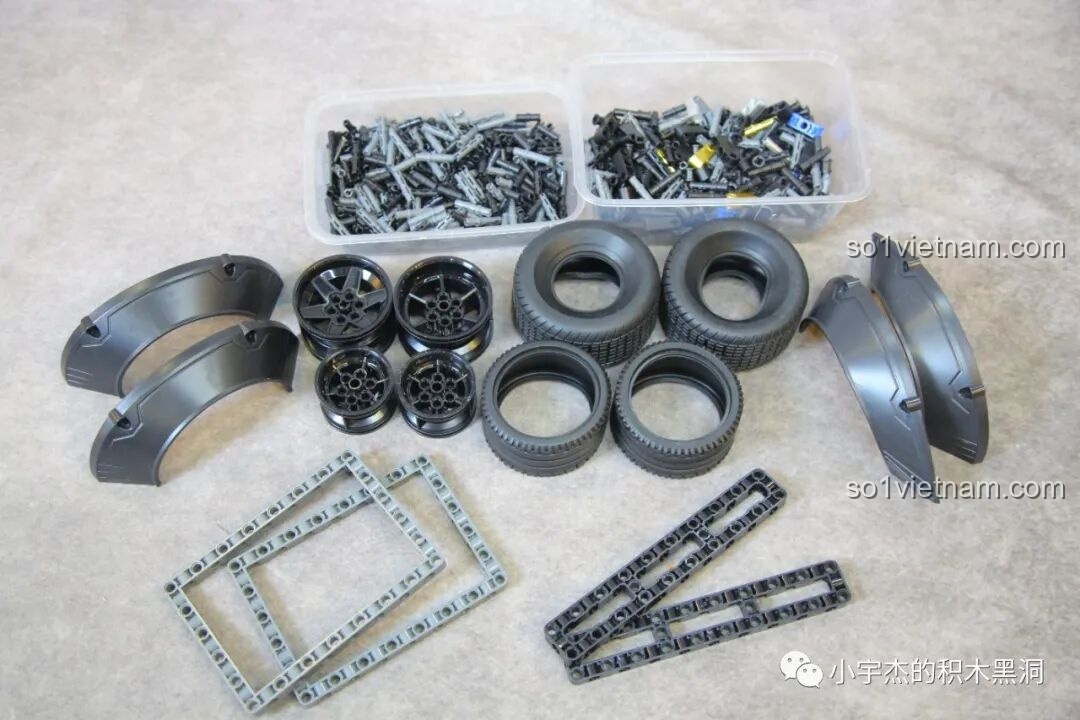 Các chi tiết ban đầu của bộ lắp ghép K Box 10600 Lamborghini Huracán STO Đen Vàng được sắp xếp gọn gàng.