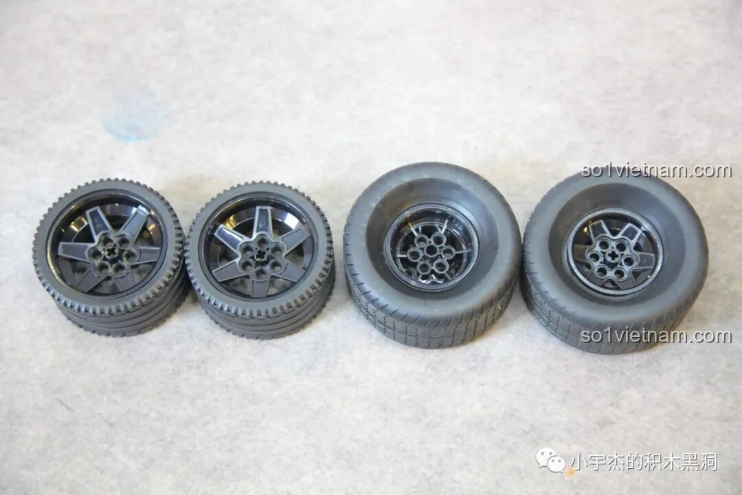 So sánh hai kiểu bánh xe và lốp của K Box 10600 Lamborghini Huracán STO, thể hiện sự đa dạng trong thiết kế.