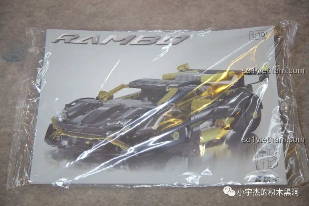 Sách hướng dẫn lắp ráp K Box 10600 Lamborghini Huracán STO được bọc cẩn thận trong túi riêng.