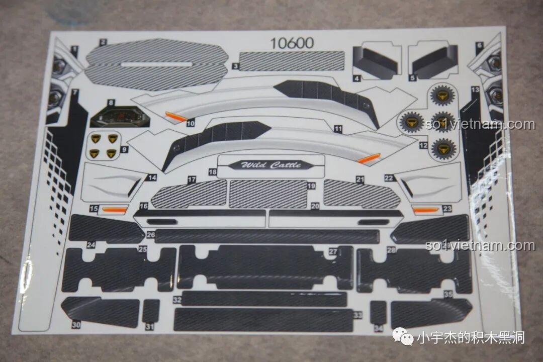 Tấm sticker trong suốt với các chi tiết giả carbon và logo cho K Box 10600 Lamborghini Huracán STO Đen Vàng.