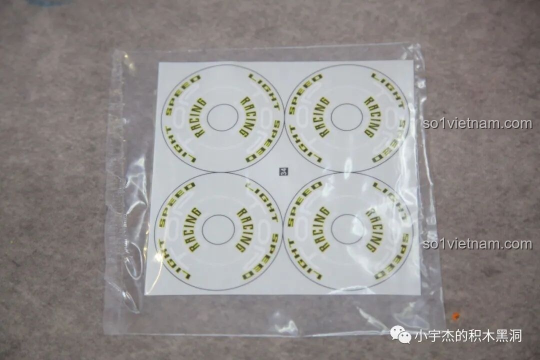 Sticker dán mâm xe của K Box 10600 Lamborghini Huracán STO được đóng gói riêng biệt, rất cẩn thận.