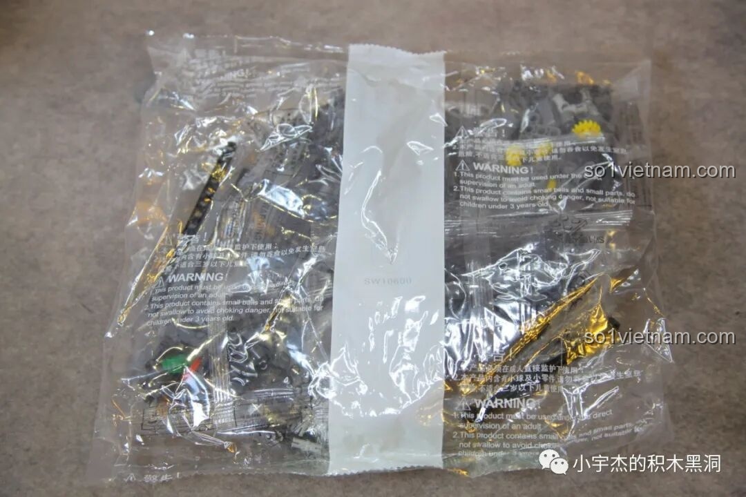 Túi linh kiện đầu tiên của K Box 10600 Lamborghini Huracán STO, chứa các mảnh ghép cho khung gầm.