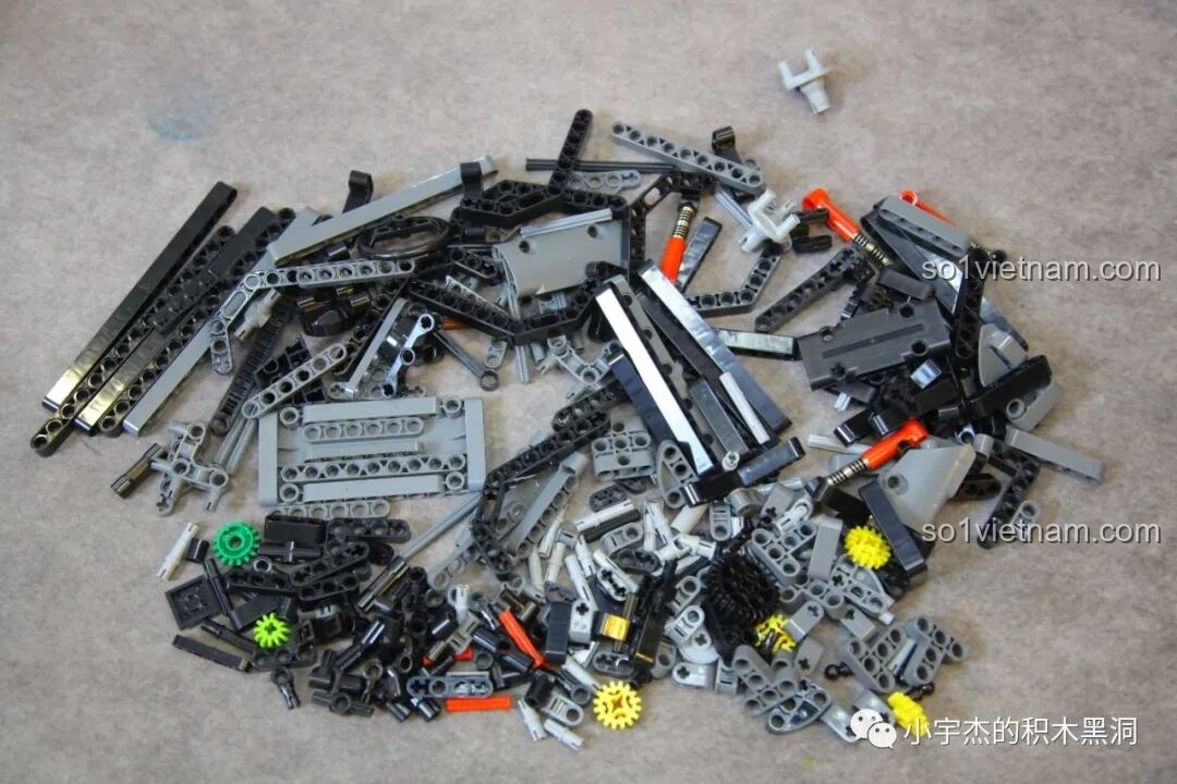 Các mảnh ghép từ túi số 1 của K Box 10600 Lamborghini Huracán STO được đổ ra, sẵn sàng lắp ráp.