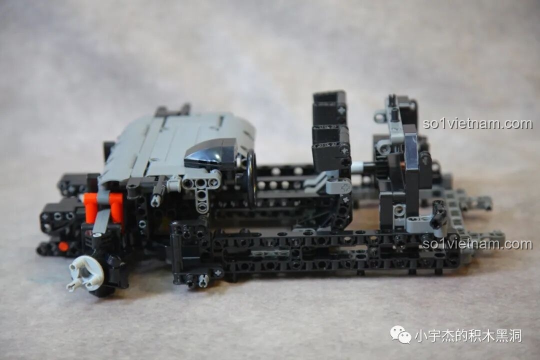 Một góc nhìn khác của khung gầm K Box 10600 Lamborghini Huracán STO, với các chi tiết Technic phức tạp.