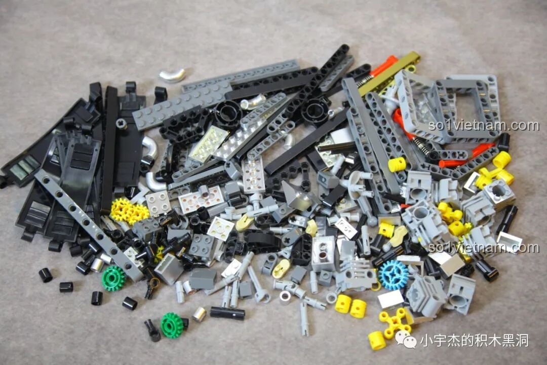 Các mảnh ghép từ túi số 2 của K Box 10600 Lamborghini Huracán STO được đổ ra, sẵn sàng cho công đoạn tiếp theo.