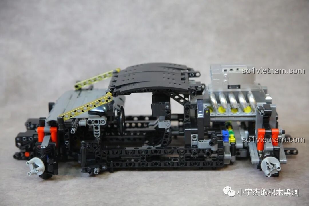 Khung xe K Box 10600 Lamborghini Huracán STO với động cơ V10 giả lập đang được lắp đặt.