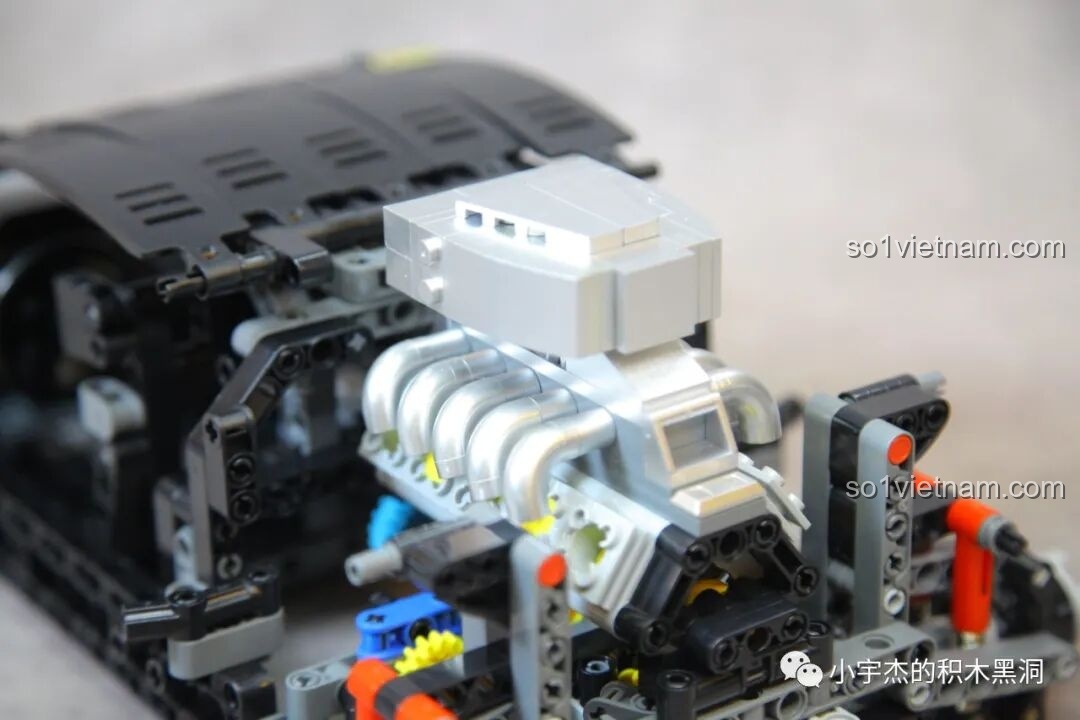 Chi tiết động cơ V10 giả lập của K Box 10600 Lamborghini Huracán STO với các chi tiết mạ bạc sáng bóng.