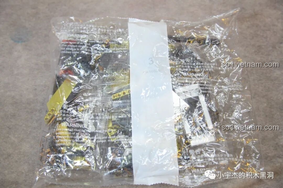 Túi linh kiện số 3 của K Box 10600 Lamborghini Huracán STO, chứa các mảnh ghép màu vàng và bạc cho lớp vỏ ngoài.