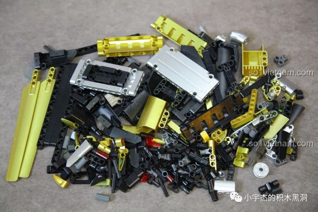 Các mảnh ghép màu vàng và bạc kim loại từ túi số 3 của K Box 10600 Lamborghini Huracán STO.