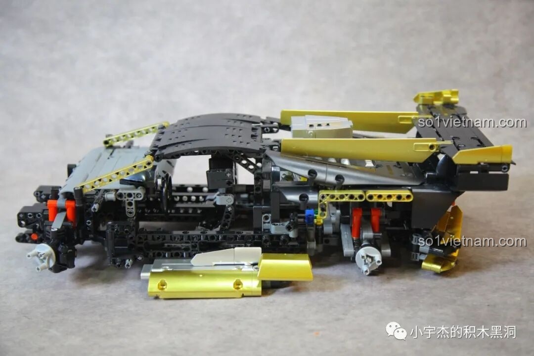 Lớp vỏ ngoài của K Box 10600 Lamborghini Huracán STO Đen Vàng bắt đầu hình thành với các chi tiết màu vàng và bạc.