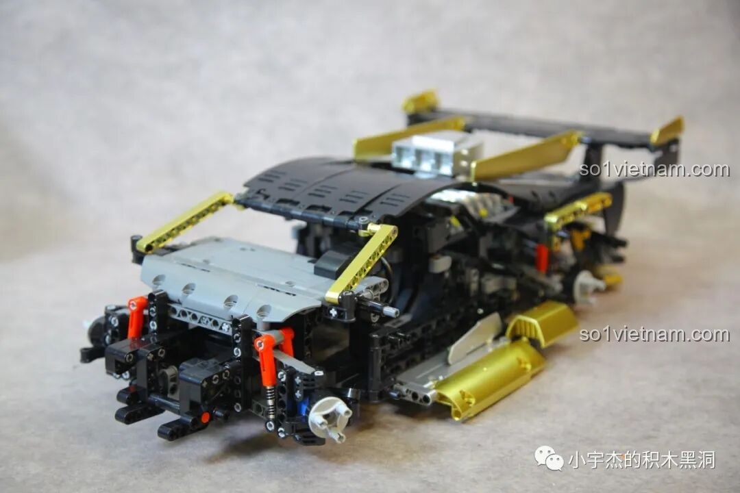 Mô hình K Box 10600 Lamborghini Huracán STO đang dần hoàn thiện với các chi tiết vỏ ngoài.