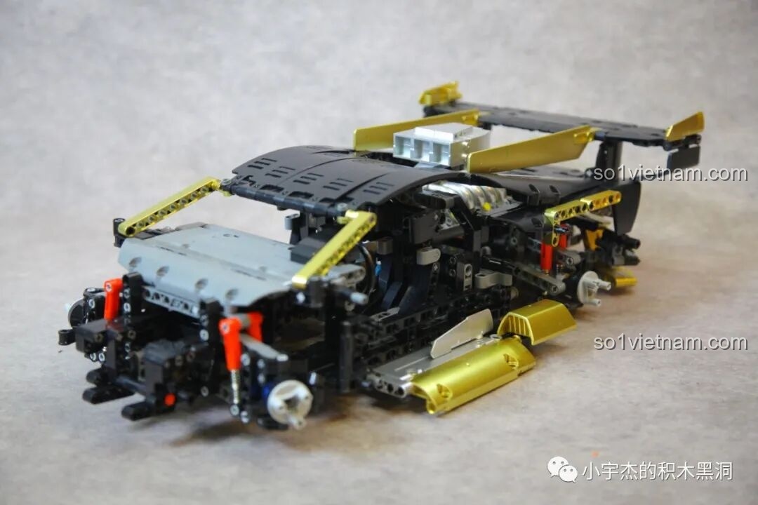 Một góc nhìn khác của mô hình K Box 10600 Lamborghini Huracán STO đang trong quá trình lắp ráp.