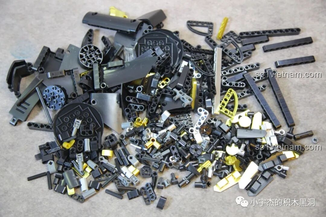 Các mảnh ghép từ túi số 4 của K Box 10600 Lamborghini Huracán STO được đổ ra.