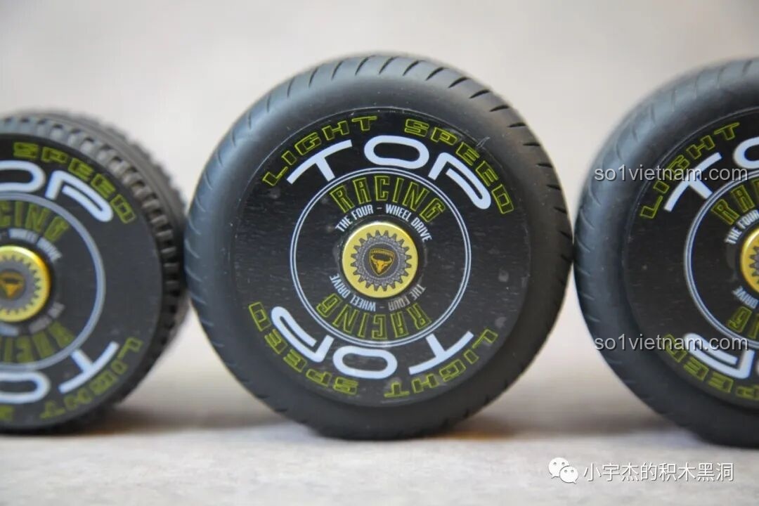 Chi tiết sticker dán mâm xe của K Box 10600 Lamborghini Huracán STO, với các họa tiết sắc nét.