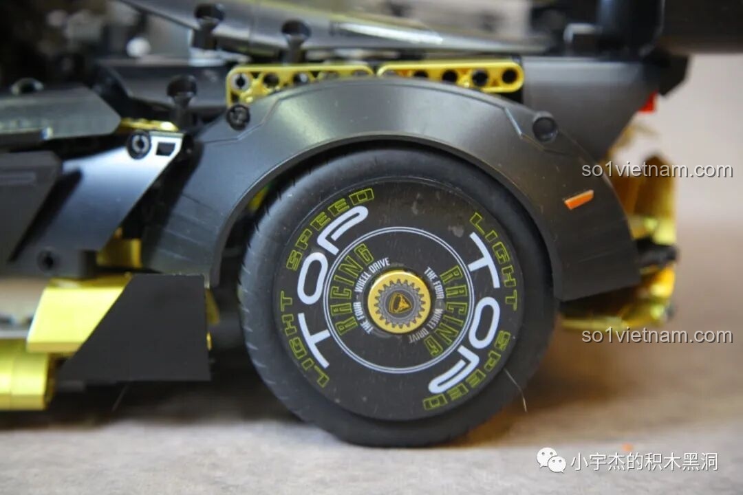 Chi tiết bánh trước và vòm bánh xe rộng của K Box 10600 Lamborghini Huracán STO.