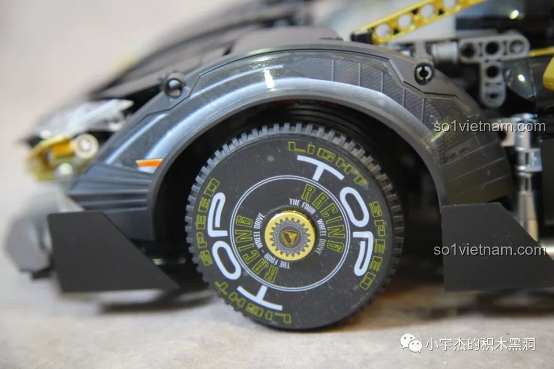 Chi tiết bánh sau của K Box 10600 Lamborghini Huracán STO, lớn hơn và mạnh mẽ hơn.