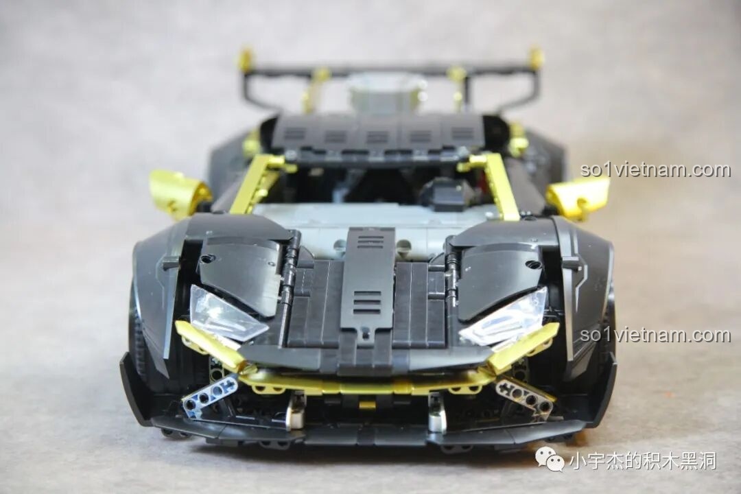 Mặt trước của siêu xe K Box 10600 Lamborghini Huracán STO, với thiết kế hầm hố và đèn pha sắc nét.