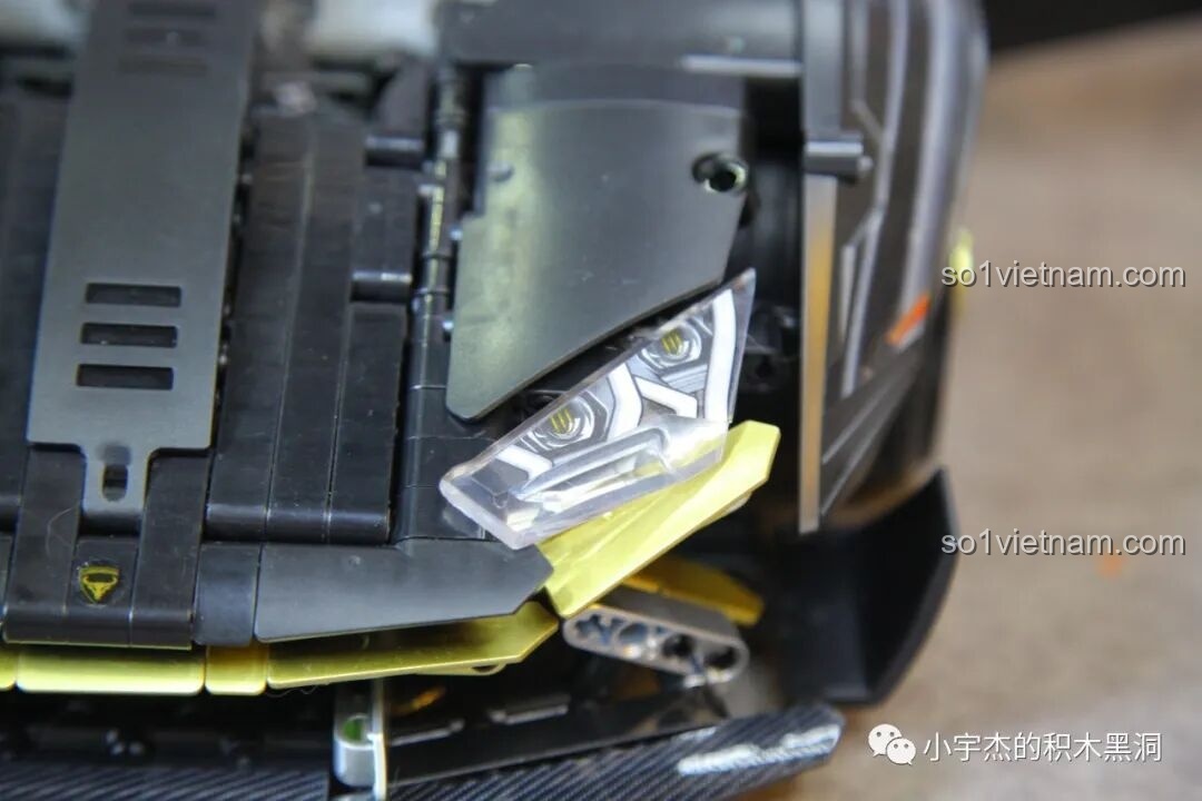 Chi tiết đèn pha của K Box 10600 Lamborghini Huracán STO được thể hiện qua sticker, rất chân thực.