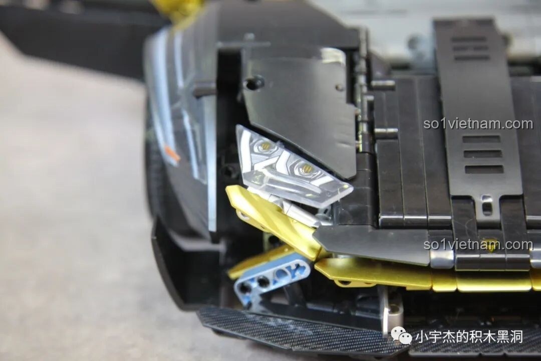 Góc nhìn khác của đèn pha K Box 10600 Lamborghini Huracán STO, làm nổi bật chi tiết và vẻ đẹp của xe.