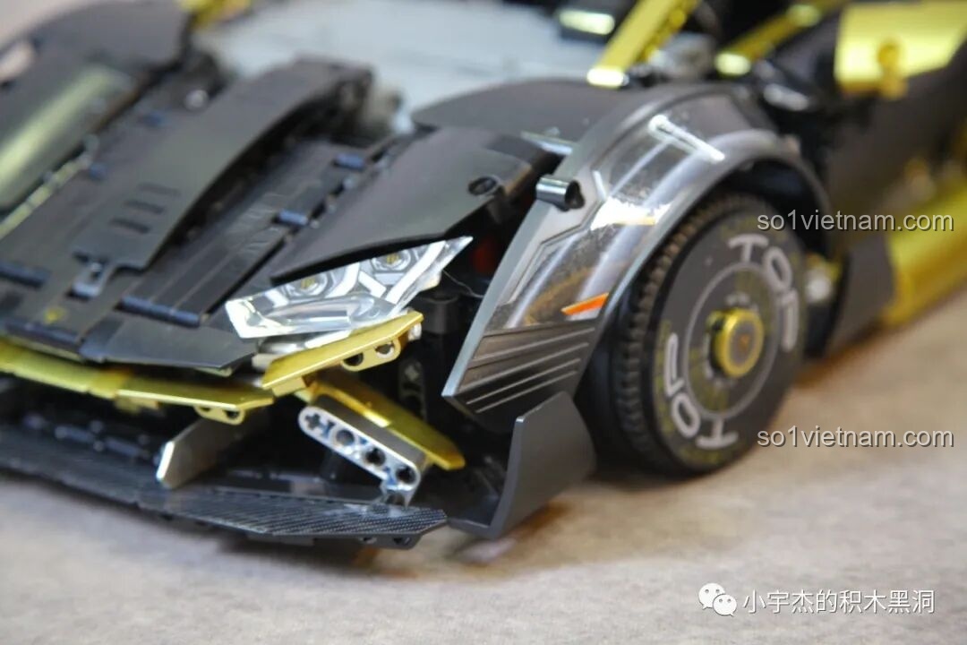 Góc nhìn tổng thể của siêu xe K Box 10600 Lamborghini Huracán STO Đen Vàng, thể hiện sự mạnh mẽ và sang trọng.