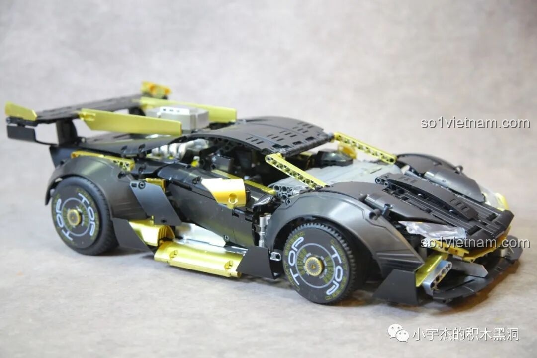 Góc nhìn bên hông xe K Box 10600 Lamborghini Huracán STO, với thiết kế khí động học và thân xe rộng.