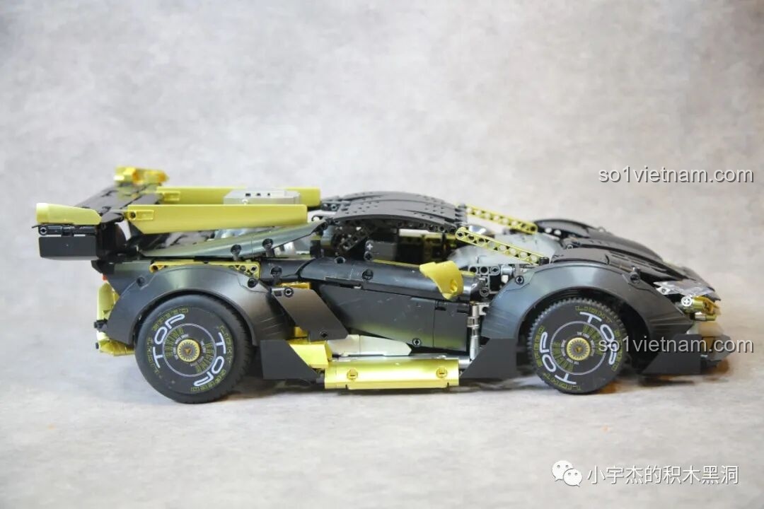 Phần đuôi xe K Box 10600 Lamborghini Huracán STO với cánh gió lớn và hệ thống ống xả kép, tạo vẻ thể thao.