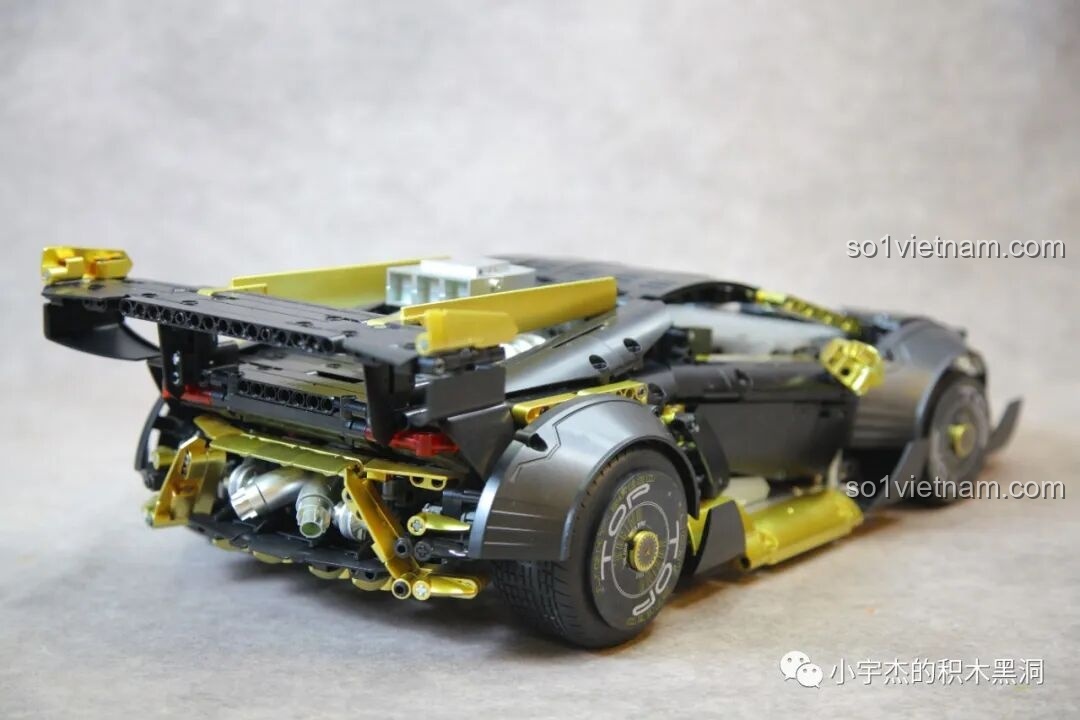 Cận cảnh chi tiết đuôi xe K Box 10600 Lamborghini Huracán STO, với các chi tiết giả carbon và ống xả mạ bạc.