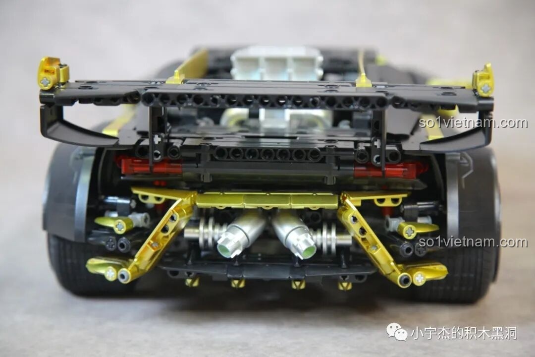 Góc nhìn 3/4 phía sau của siêu xe K Box 10600 Lamborghini Huracán STO, làm nổi bật các đường nét thiết kế.
