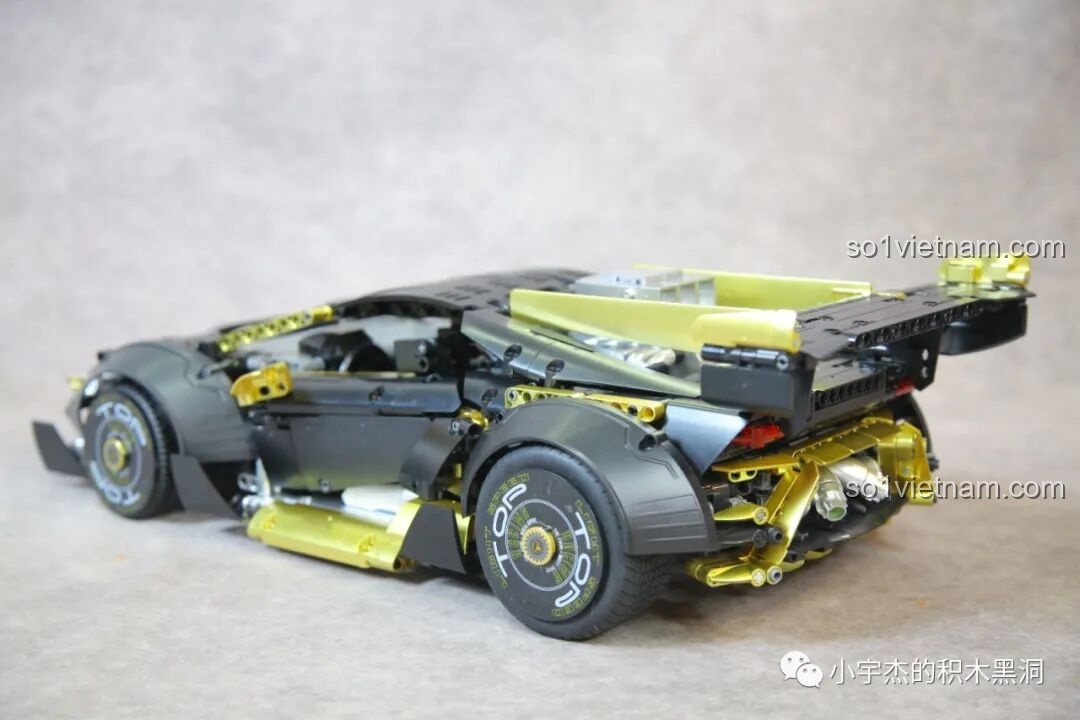Góc nhìn bên hông xe K Box 10600 Lamborghini Huracán STO, thể hiện sự liền mạch trong thiết kế từ đầu đến đuôi.