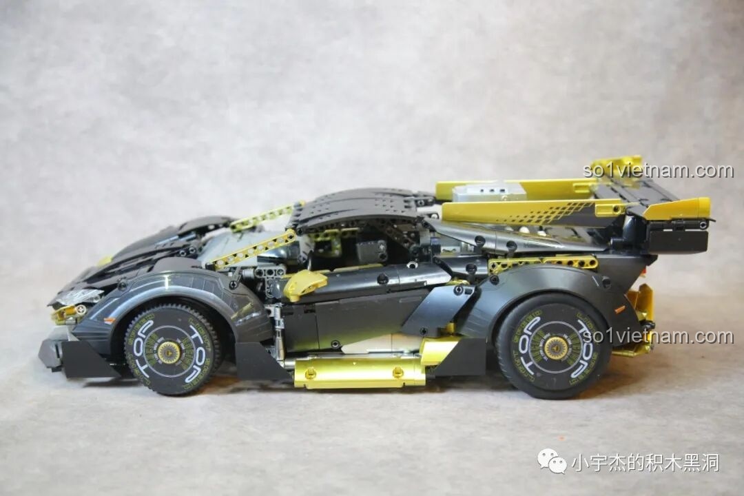 Góc nhìn 3/4 phía sau của siêu xe K Box 10600 Lamborghini Huracán STO, rất ấn tượng và mạnh mẽ.