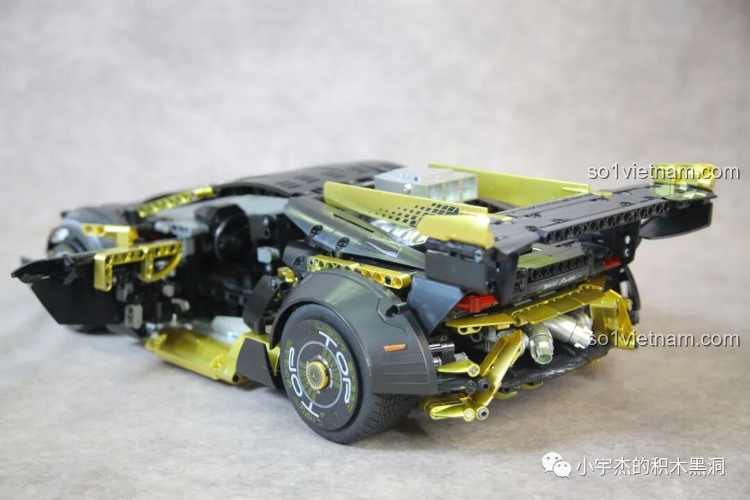 Nội thất xe K Box 10600 Lamborghini Huracán STO với thiết kế hai chỗ ngồi, vô lăng và bảng điều khiển chi tiết.