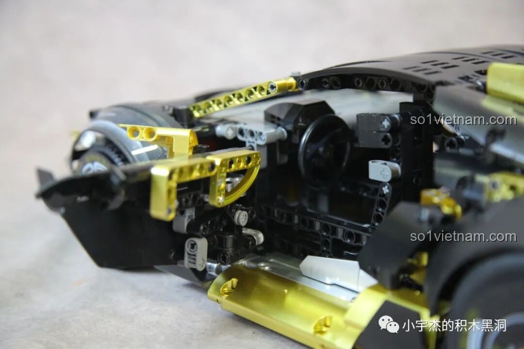 Chi tiết động cơ V10 của K Box 10600 Lamborghini Huracán STO nhìn từ trên xuống, với các đường ống và chi tiết máy móc.